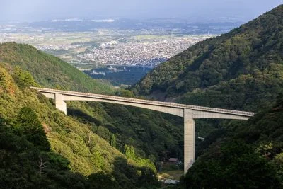 無料壁紙 かもしか大橋と菰野町の町並みと。PCとデスクトップ壁紙に最適な4K高画質の無料壁紙。三重県菰野町の鈴鹿スカイラインで撮影したフリー写真素材