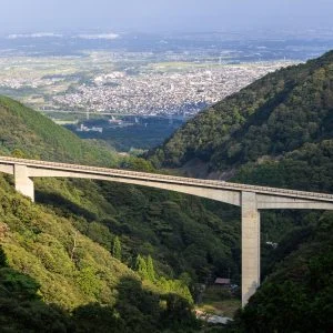 無料壁紙 かもしか大橋と菰野町の町並みと。PCとデスクトップ壁紙に最適な4K高画質の無料壁紙。三重県菰野町の鈴鹿スカイラインで撮影したフリー写真素材