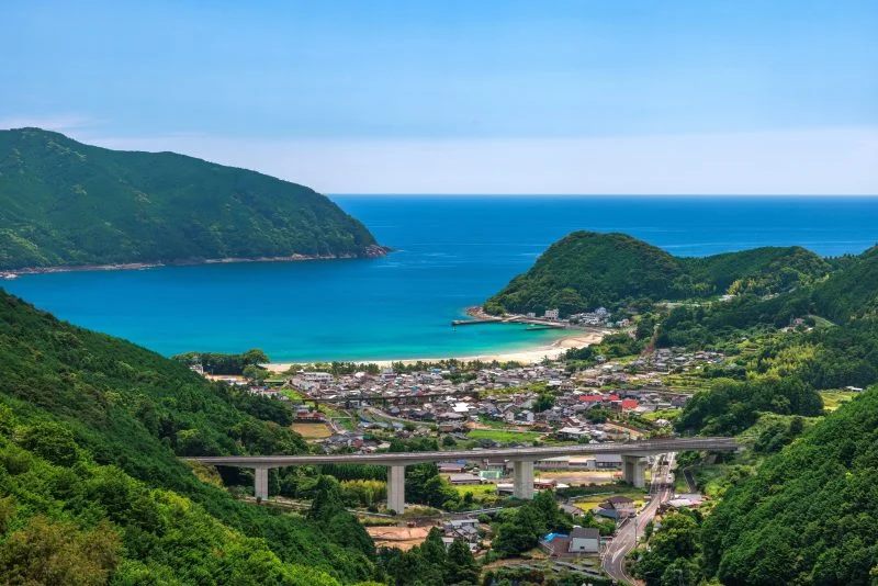 無料壁紙 新鹿町の町並み。PCとデスクトップ壁紙に最適な4K高画質の無料壁紙。三重県熊野市の新鹿海水浴場で撮影したフリー写真素材