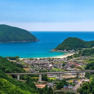 無料壁紙 新鹿町の町並み。PCとデスクトップ壁紙に最適な4K高画質の無料壁紙。三重県熊野市の新鹿海水浴場で撮影したフリー写真素材