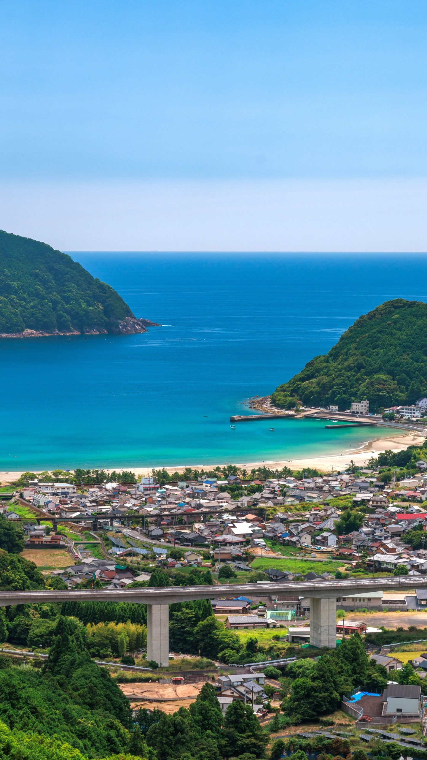 新鹿町の町並み(三重県熊野市・新鹿海水浴場)