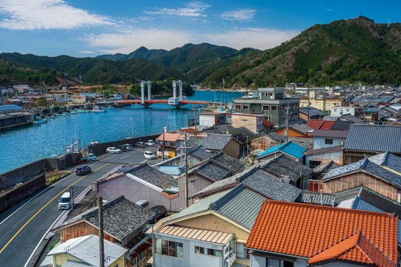 無料壁紙 紀伊長島の町並み。PCとデスクトップ壁紙に最適な4K高画質の無料壁紙。三重県紀北町の江ノ浦大橋で撮影したフリー写真素材