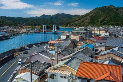 無料壁紙 紀伊長島の町並み。PCとデスクトップ壁紙に最適な4K高画質の無料壁紙。三重県紀北町の江ノ浦大橋で撮影したフリー写真素材