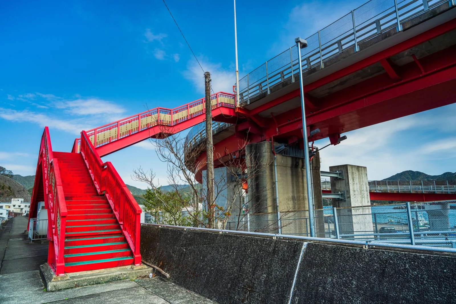 無料壁紙 アルファ橋の歩道橋。PCとデスクトップ壁紙に最適な4K高画質の無料壁紙。三重県紀北町の江ノ浦大橋で撮影したフリー写真素材