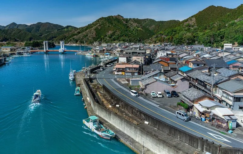 無料壁紙 アルファ橋からの眺め。PCとデスクトップ壁紙に最適な4K高画質の無料壁紙。三重県紀北町の江ノ浦大橋で撮影したフリー写真素材