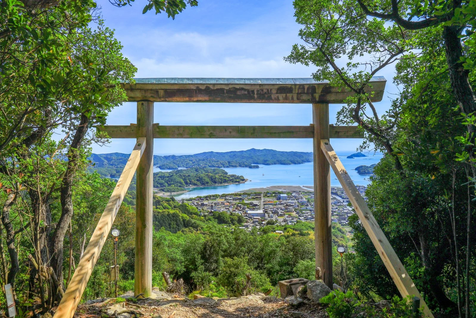 無料壁紙 山頂から眺める絶景。PCとデスクトップ壁紙に最適な4K高画質の無料壁紙。三重県南伊勢町の五ヶ所浅間山で撮影したフリー写真素材