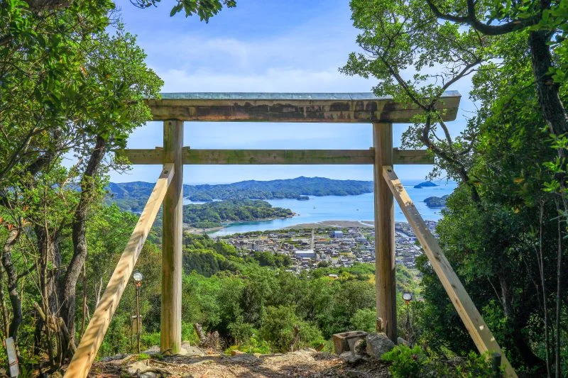 無料壁紙 山頂から眺める絶景。PCとデスクトップ壁紙に最適な4K高画質の無料壁紙。三重県南伊勢町の五ヶ所浅間山で撮影したフリー写真素材