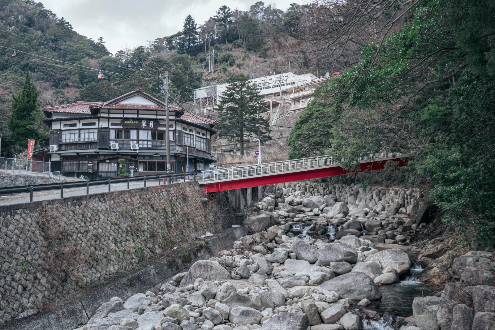 無料壁紙 湯の山温泉の川。PCとデスクトップ壁紙に最適な4K高画質の無料壁紙。三重県菰野町の御在所ロープウエイで撮影したフリー写真素材