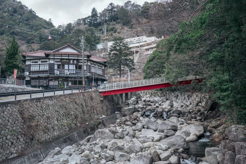 無料壁紙 湯の山温泉の川。PCとデスクトップ壁紙に最適な4K高画質の無料壁紙。三重県菰野町の御在所ロープウエイで撮影したフリー写真素材