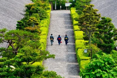 無料壁紙 石畳を歩く。PCとデスクトップ壁紙に最適な4K高画質の無料壁紙。三重県松阪市の御城番屋敷で撮影したフリー写真素材