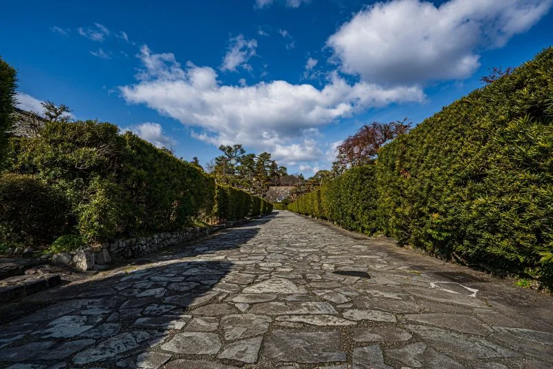 無料壁紙 冬の青空と石畳。PCとデスクトップ壁紙に最適な4K高画質の無料壁紙。三重県松阪市の御城番屋敷で撮影したフリー写真素材