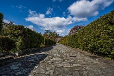 無料壁紙 冬の青空と石畳。PCとデスクトップ壁紙に最適な4K高画質の無料壁紙。三重県松阪市の御城番屋敷で撮影したフリー写真素材