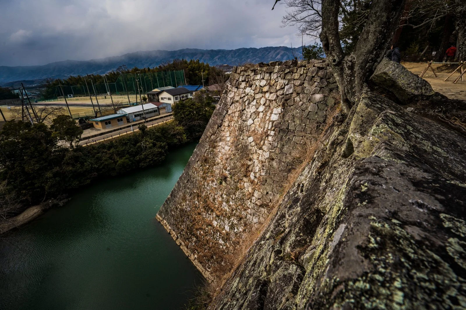 無料壁紙 高石垣を上から眺める。PCとデスクトップ壁紙に最適な4K高画質の無料壁紙。三重県伊賀市の伊賀上野城で撮影したフリー写真素材