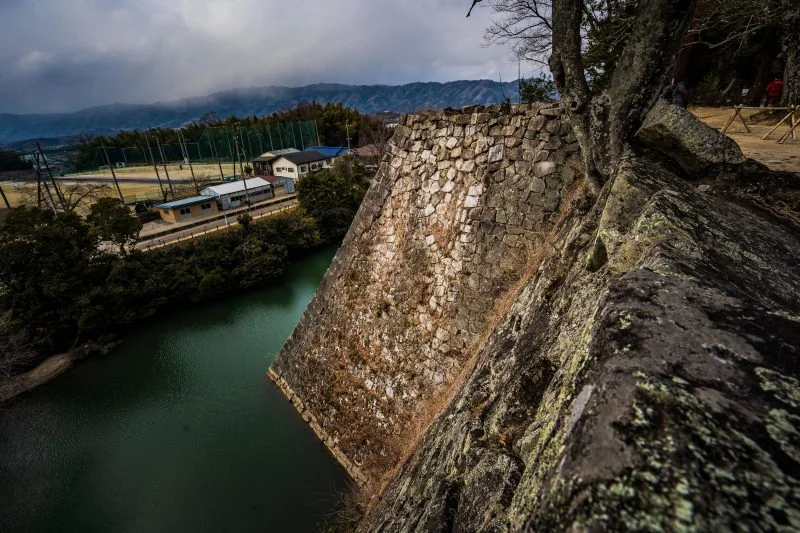 無料壁紙 高石垣を上から眺める。PCとデスクトップ壁紙に最適な4K高画質の無料壁紙。三重県伊賀市の伊賀上野城で撮影したフリー写真素材