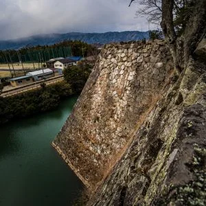 無料壁紙 高石垣を上から眺める。PCとデスクトップ壁紙に最適な4K高画質の無料壁紙。三重県伊賀市の伊賀上野城で撮影したフリー写真素材