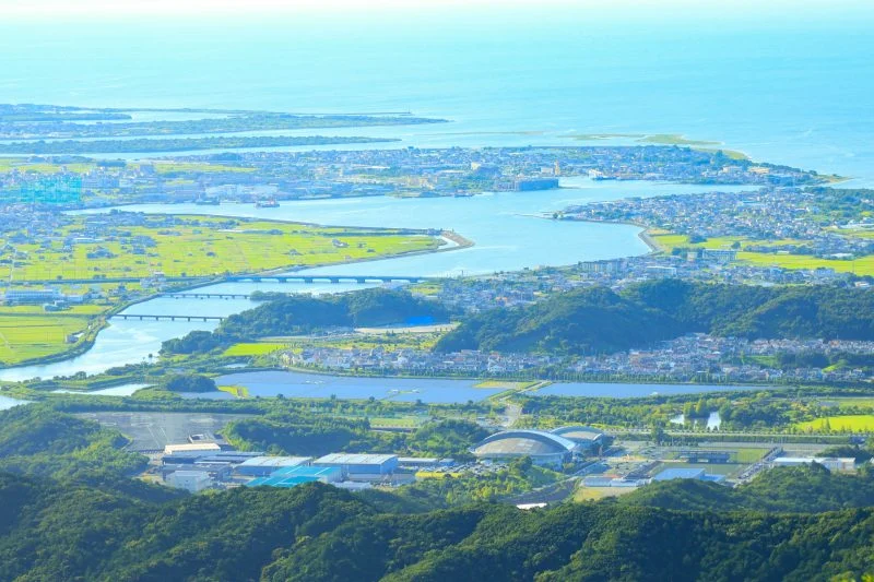 無料壁紙 勘吉台台から眺める伊勢市。PCとデスクトップ壁紙に最適な4K高画質の無料壁紙。三重県伊勢市の伊勢志摩スカイラインで撮影したフリー写真素材