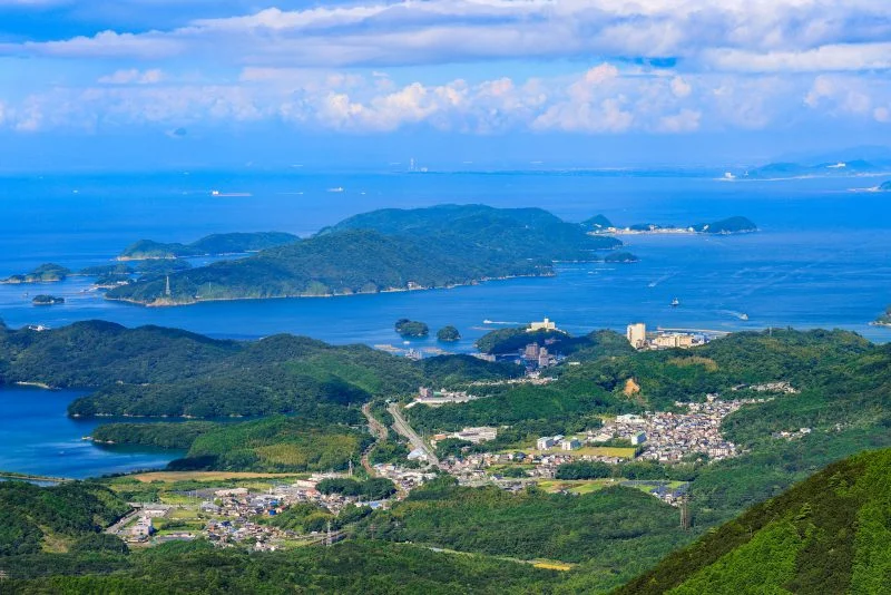無料壁紙 朝熊山頂から眺める鳥羽の町並み。PCとデスクトップ壁紙に最適な4K高画質の無料壁紙。三重県伊勢市の伊勢志摩スカイラインで撮影したフリー写真素材