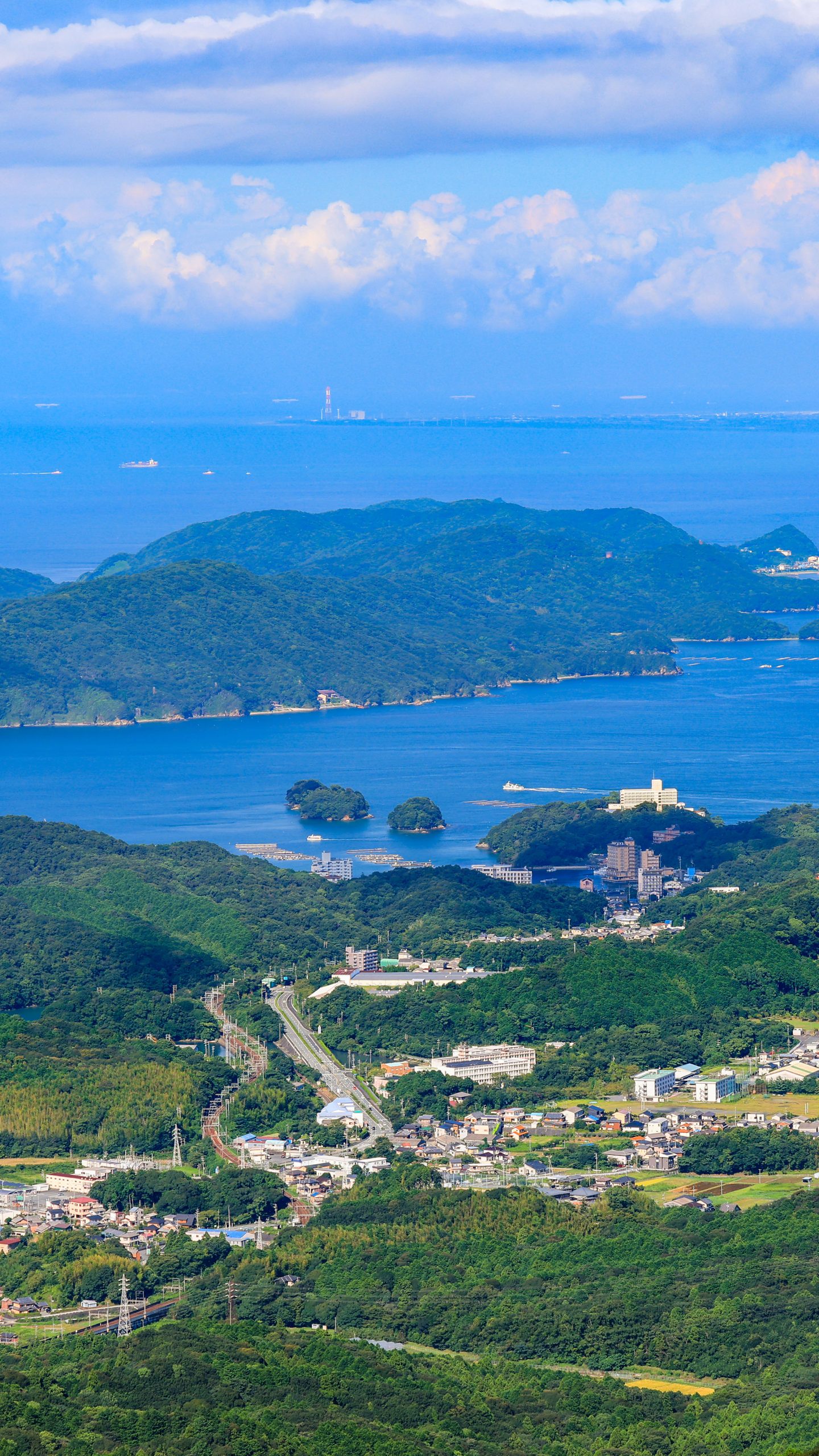 無料壁紙 朝熊山頂から眺める鳥羽の町並み。PCとデスクトップ壁紙に最適な4K高画質の無料壁紙。三重県伊勢市の伊勢志摩スカイラインで撮影したフリー写真素材