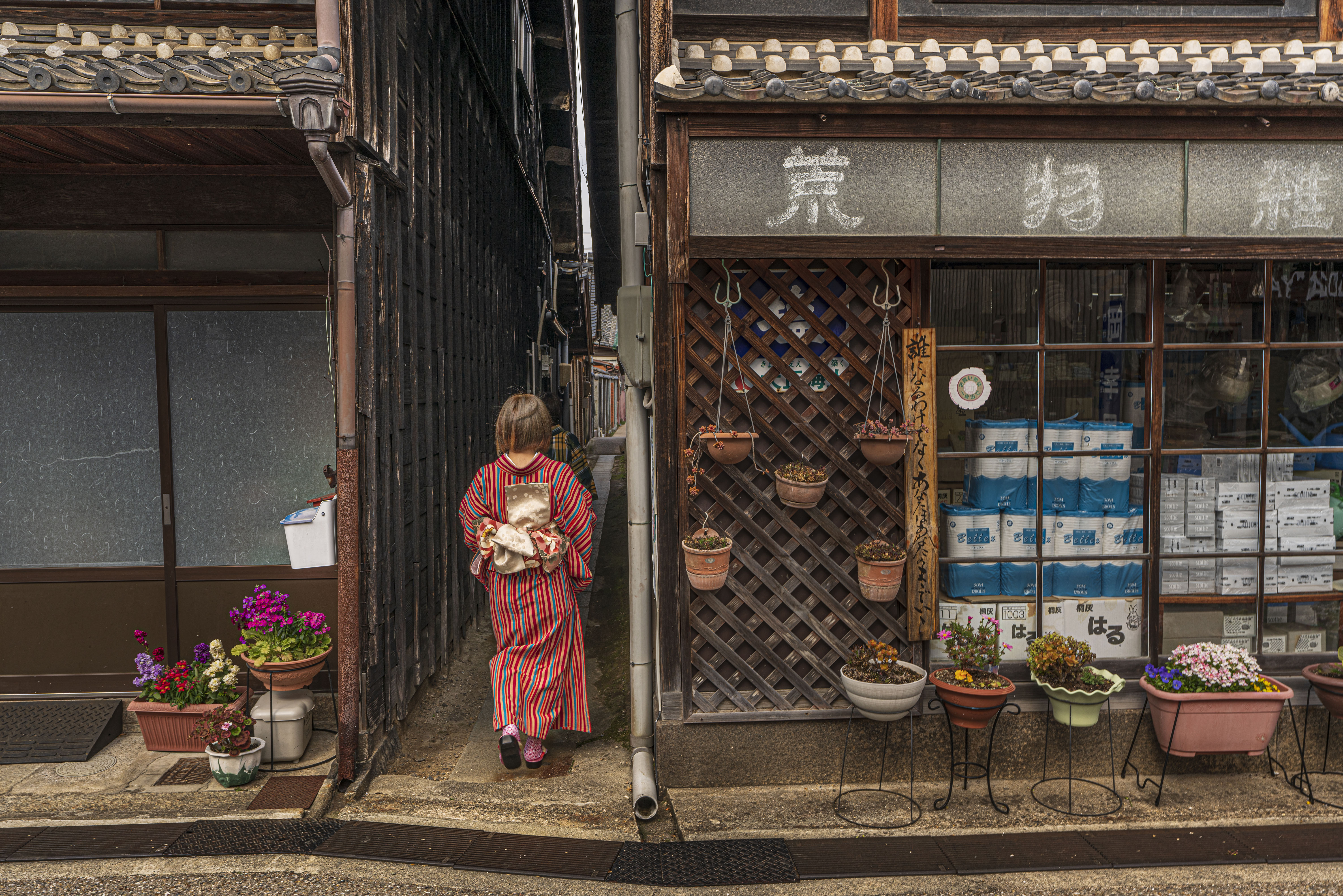 無料壁紙 路地裏。PCとデスクトップ壁紙に最適な4K高画質の無料壁紙。三重県津市の一身田で撮影したフリー写真素材