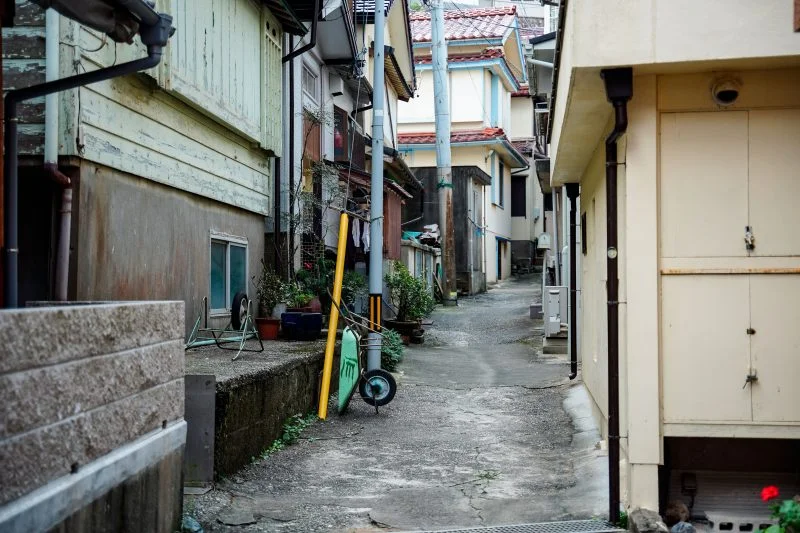 無料壁紙 路地。PCとデスクトップ壁紙に最適な4K高画質の無料壁紙。三重県鳥羽市の神島で撮影したフリー写真素材