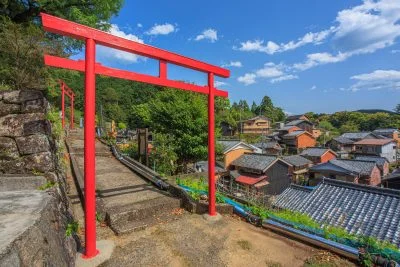 無料壁紙 赤い鳥居の立つ町。PCとデスクトップ壁紙に最適な4K高画質の無料壁紙。三重県尾鷲市の九鬼町で撮影したフリー写真素材