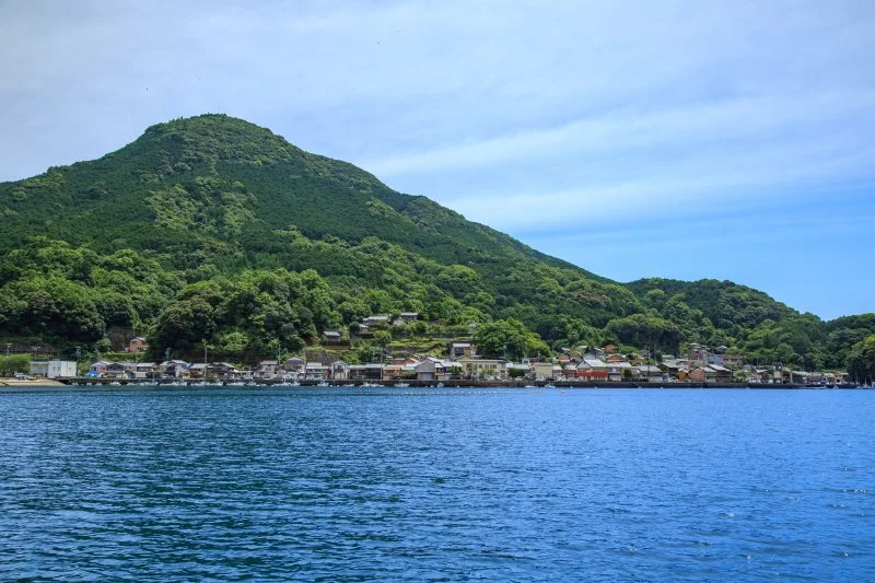 無料壁紙 海から眺める九鬼町。PCとデスクトップ壁紙に最適な4K高画質の無料壁紙。三重県尾鷲市の九鬼町で撮影したフリー写真素材