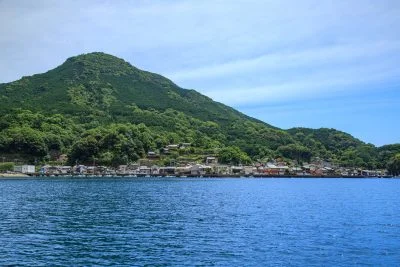 無料壁紙 海から眺める九鬼町。PCとデスクトップ壁紙に最適な4K高画質の無料壁紙。三重県尾鷲市の九鬼町で撮影したフリー写真素材