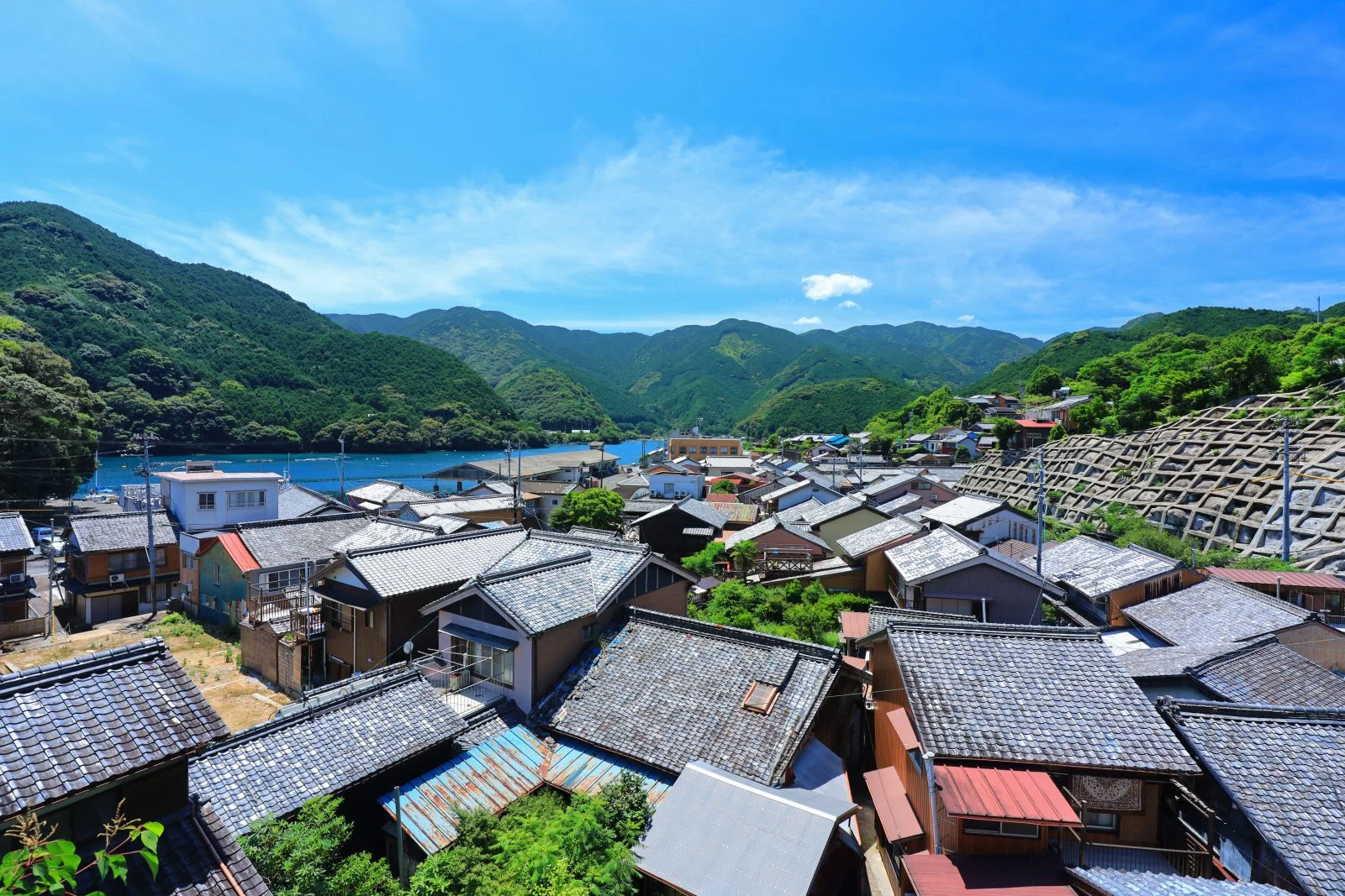 無料壁紙 九鬼町の町を見下ろす。PCとデスクトップ壁紙に最適な4K高画質の無料壁紙。三重県尾鷲市の九鬼町で撮影したフリー写真素材