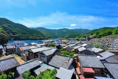 無料壁紙 九鬼町の町を見下ろす。PCとデスクトップ壁紙に最適な4K高画質の無料壁紙。三重県尾鷲市の九鬼町で撮影したフリー写真素材