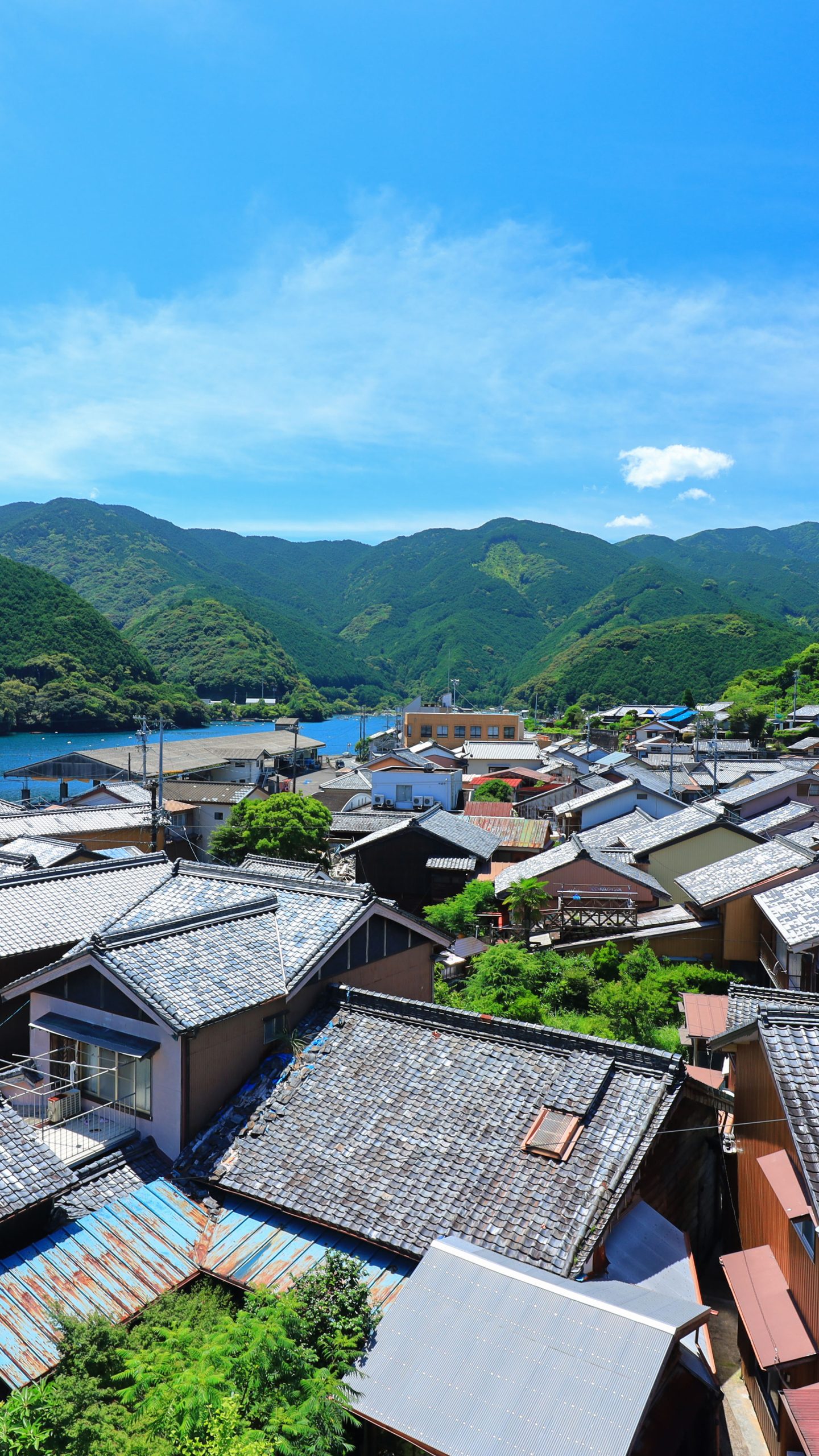 無料壁紙 九鬼町の町を見下ろす。PCとデスクトップ壁紙に最適な4K高画質の無料壁紙。三重県尾鷲市の九鬼町で撮影したフリー写真素材