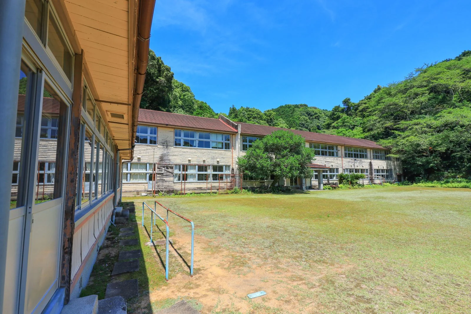 無料壁紙 旧九鬼小学校の夏景色。PCとデスクトップ壁紙に最適な4K高画質の無料壁紙。三重県尾鷲市の九鬼町で撮影したフリー写真素材
