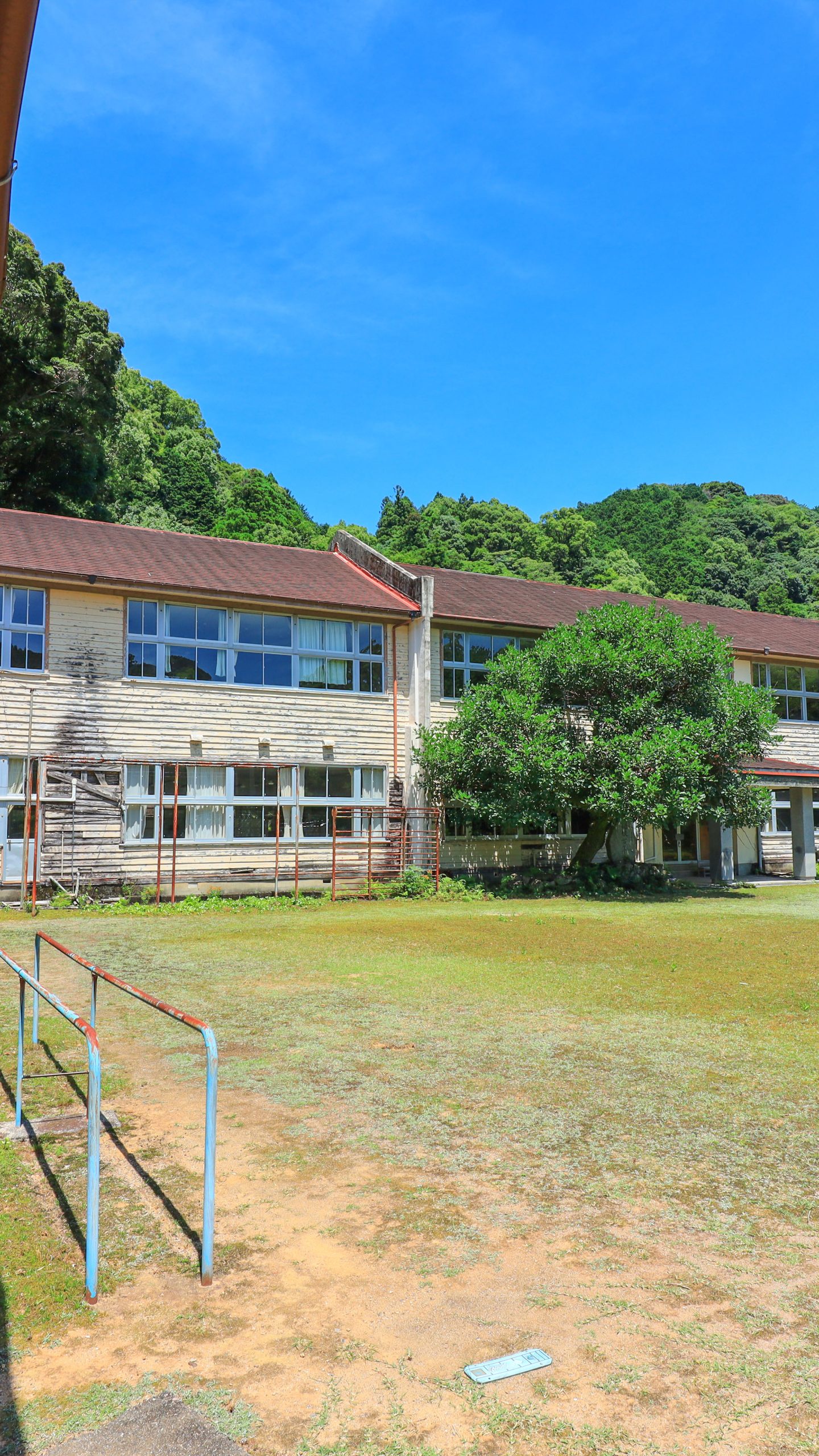 旧九鬼小学校の夏景色(三重県尾鷲市・九鬼町)