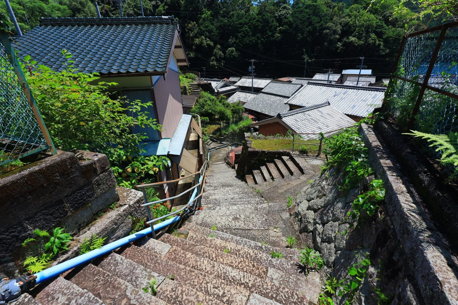 無料壁紙 旧九鬼小学校までの階段。PCとデスクトップ壁紙に最適な4K高画質の無料壁紙。三重県尾鷲市の九鬼町で撮影したフリー写真素材