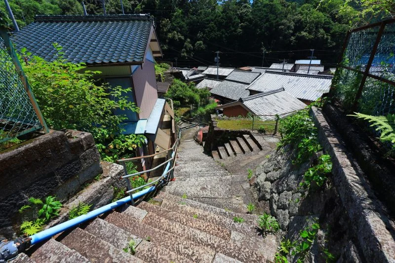 無料壁紙 旧九鬼小学校までの階段。PCとデスクトップ壁紙に最適な4K高画質の無料壁紙。三重県尾鷲市の九鬼町で撮影したフリー写真素材