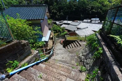 無料壁紙 旧九鬼小学校までの階段。PCとデスクトップ壁紙に最適な4K高画質の無料壁紙。三重県尾鷲市の九鬼町で撮影したフリー写真素材