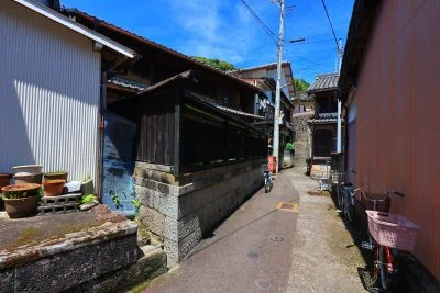 無料壁紙 ノスタルジーな路地。PCとデスクトップ壁紙に最適な4K高画質の無料壁紙。三重県尾鷲市の九鬼町で撮影したフリー写真素材