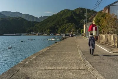 無料壁紙 九鬼の町を歩く。PCとデスクトップ壁紙に最適な4K高画質の無料壁紙。三重県尾鷲市の九鬼町で撮影したフリー写真素材