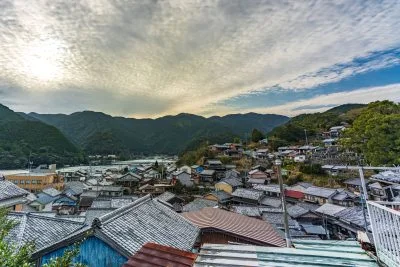 無料壁紙 秘密の高台からの眺め。PCとデスクトップ壁紙に最適な4K高画質の無料壁紙。三重県尾鷲市の九鬼町で撮影したフリー写真素材