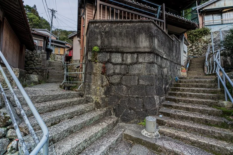 無料壁紙 迷路のような路地。PCとデスクトップ壁紙に最適な4K高画質の無料壁紙。三重県尾鷲市の九鬼町で撮影したフリー写真素材