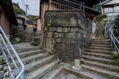 無料壁紙 迷路のような路地。PCとデスクトップ壁紙に最適な4K高画質の無料壁紙。三重県尾鷲市の九鬼町で撮影したフリー写真素材