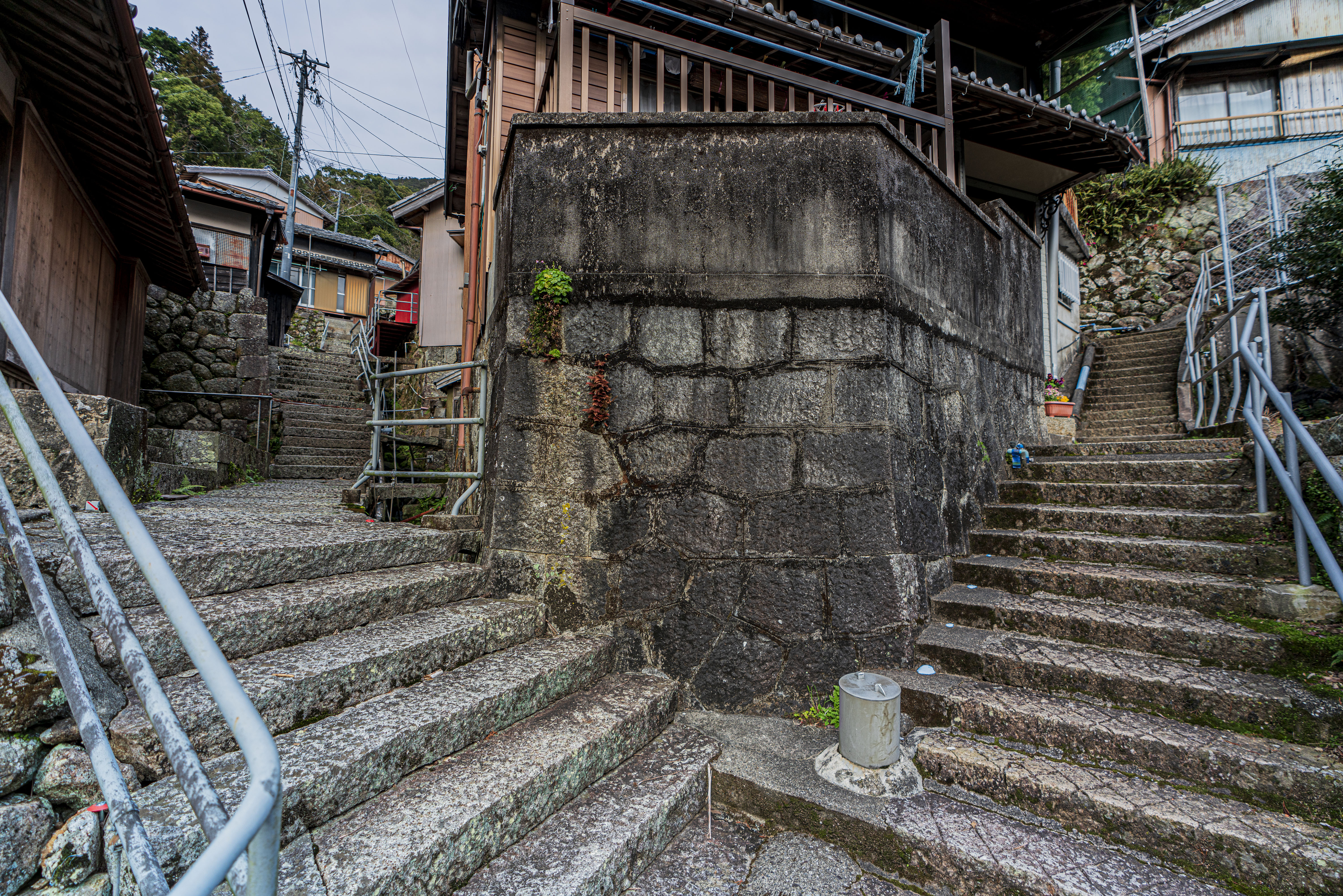 無料壁紙 迷路のような路地。PCとデスクトップ壁紙に最適な4K高画質の無料壁紙。三重県尾鷲市の九鬼町で撮影したフリー写真素材