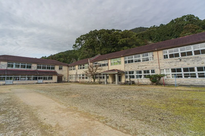 無料壁紙 旧九鬼小学校。PCとデスクトップ壁紙に最適な4K高画質の無料壁紙。三重県尾鷲市の九鬼町で撮影したフリー写真素材