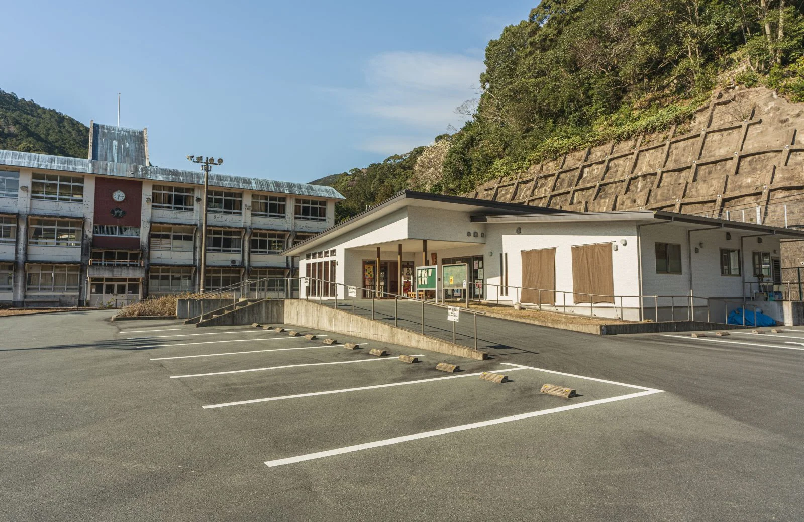 無料壁紙 九鬼コミュニティーセンターと旧九鬼中学校。PCとデスクトップ壁紙に最適な4K高画質の無料壁紙。三重県尾鷲市の九鬼町で撮影したフリー写真素材