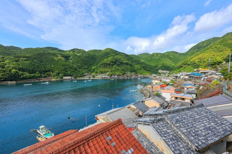 無料壁紙 海街。PCとデスクトップ壁紙に最適な4K高画質の無料壁紙。三重県熊野市の二木島町で撮影したフリー写真素材