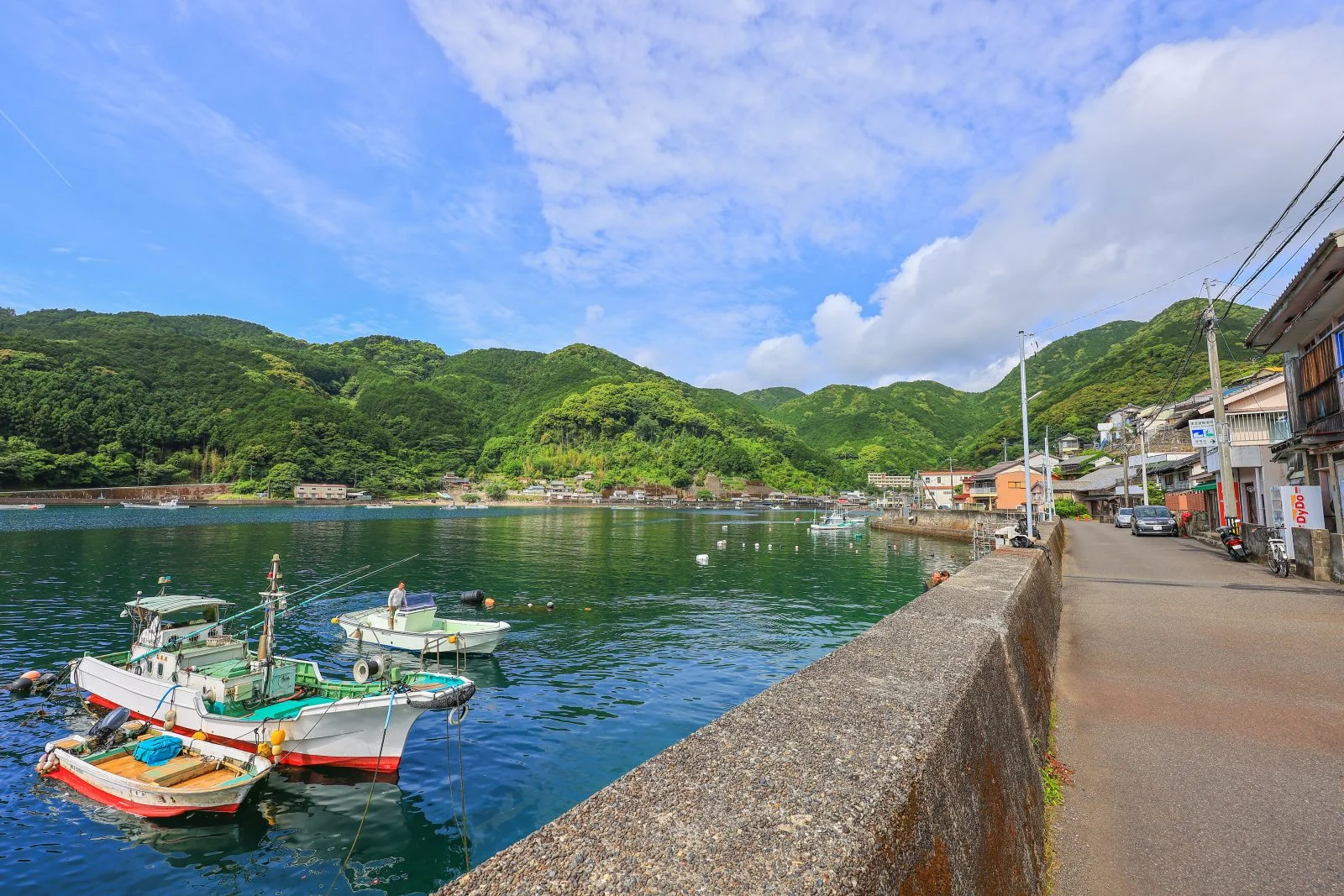 無料壁紙 二木島町の堤防沿い。PCとデスクトップ壁紙に最適な4K高画質の無料壁紙。三重県熊野市の二木島町で撮影したフリー写真素材