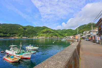 無料壁紙 二木島町の堤防沿い。PCとデスクトップ壁紙に最適な4K高画質の無料壁紙。三重県熊野市の二木島町で撮影したフリー写真素材