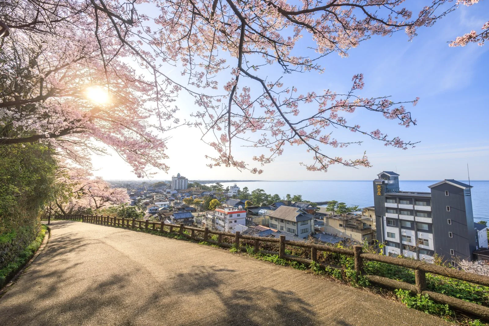 無料壁紙 遊歩道から眺める伊勢湾と二見町。PCとデスクトップ壁紙に最適な4K高画質の無料壁紙。三重県伊勢市の音無山で撮影したフリー写真素材