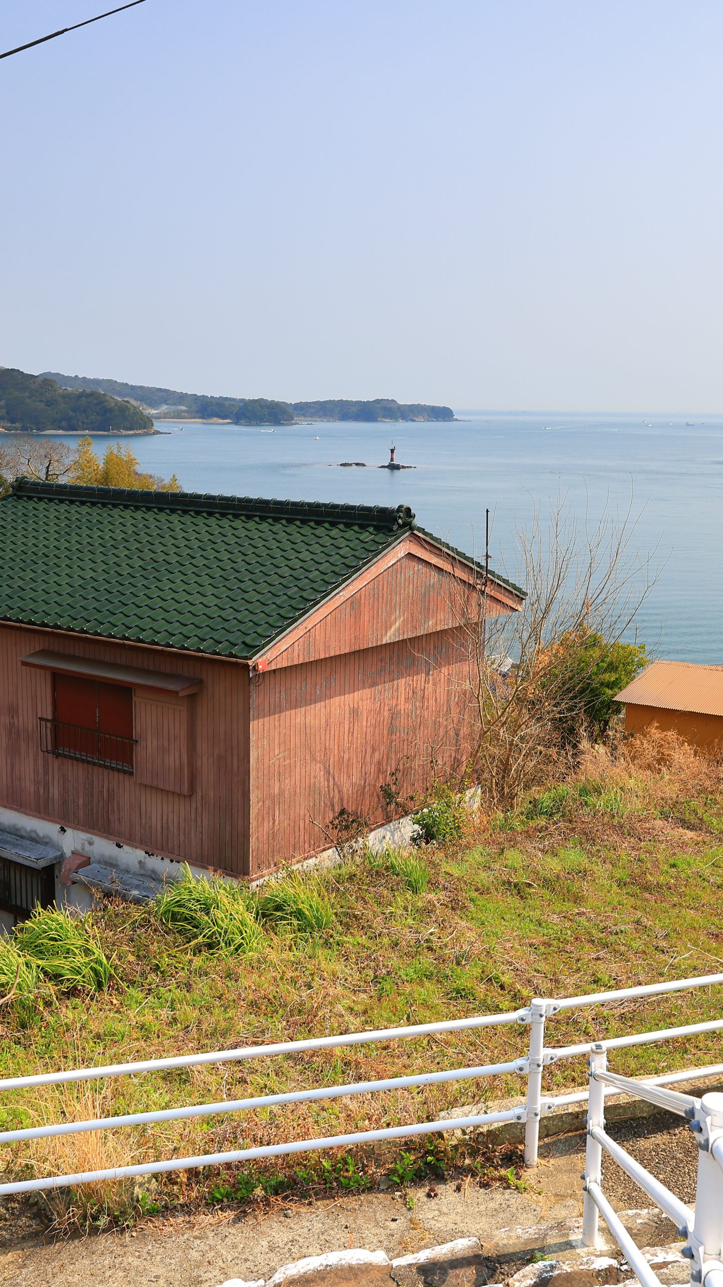 旧坂手小学校近くの坂道からの眺め(三重県鳥羽市・坂手島)