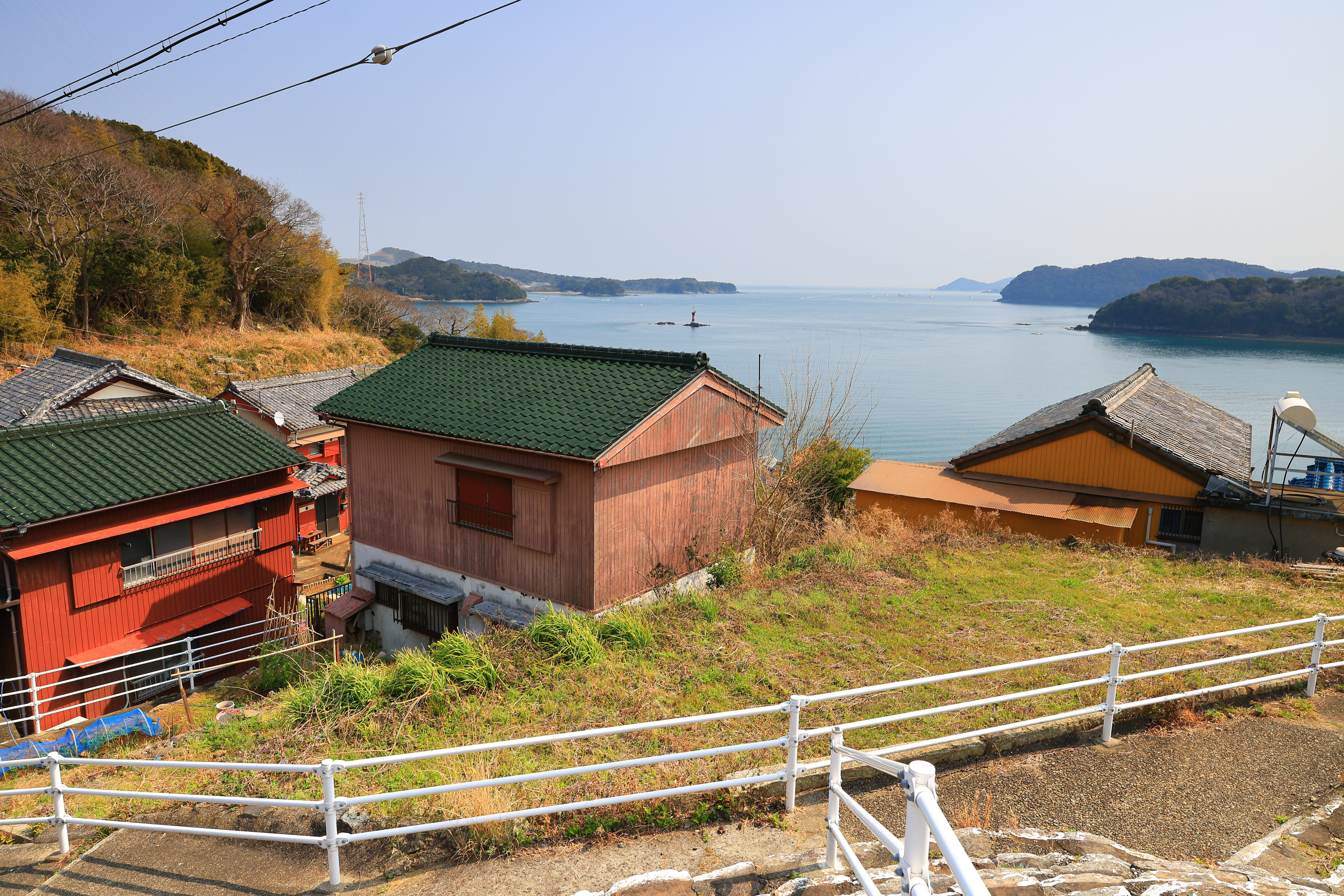 無料壁紙 旧坂手小学校近くの坂道からの眺め。PCとデスクトップ壁紙に最適な4K高画質の無料壁紙。三重県鳥羽市の坂手島で撮影したフリー写真素材
