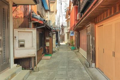 無料壁紙 坂手島の路地。PCとデスクトップ壁紙に最適な4K高画質の無料壁紙。三重県鳥羽市の坂手島で撮影したフリー写真素材